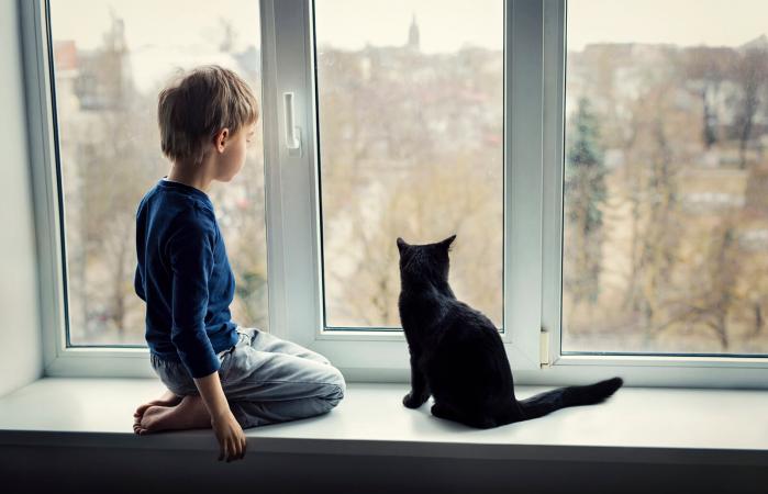 Niño en casa solo con su gato
