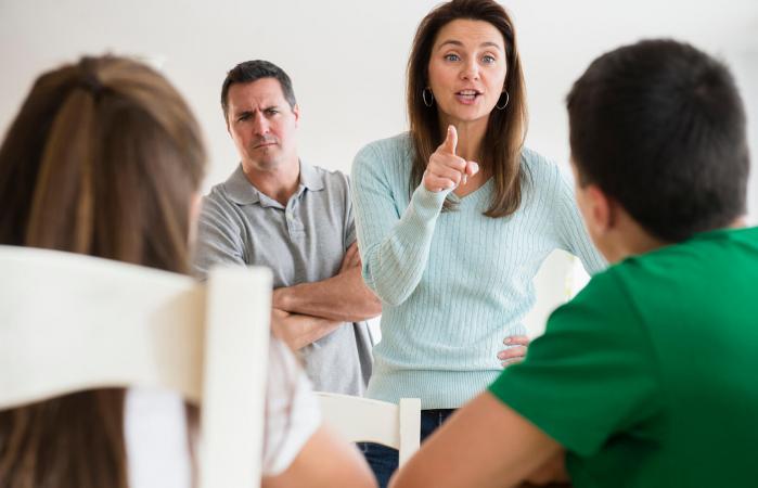 padres regañando a sus hijos
