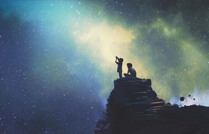dos hermanos mirando las estrellas