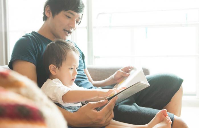 Padre e hijo leyendo