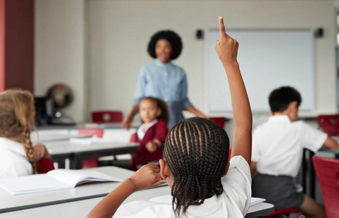 Niños en clase en el colegio