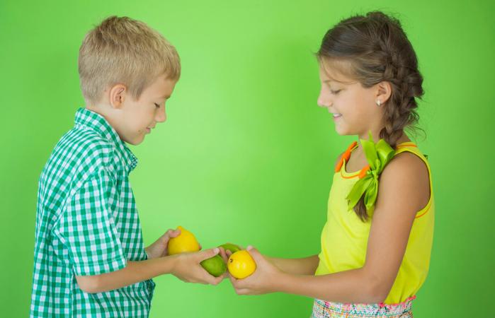 Niños haciendo trueque entre ellos
