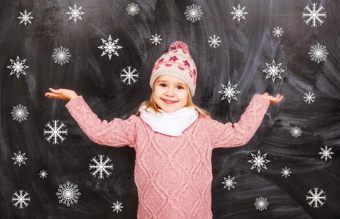 Niña con fondo de copos de nieve que caen