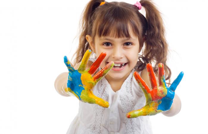 Niña con pintura en las manos