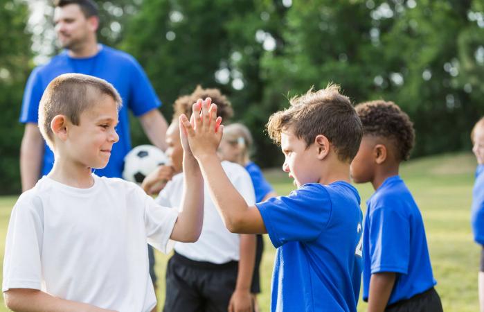 niños en el campamento de fútbol