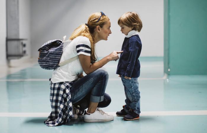 Madre regañando a su hijo