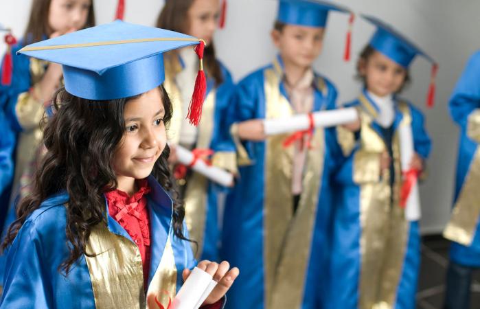 La niña se está graduando