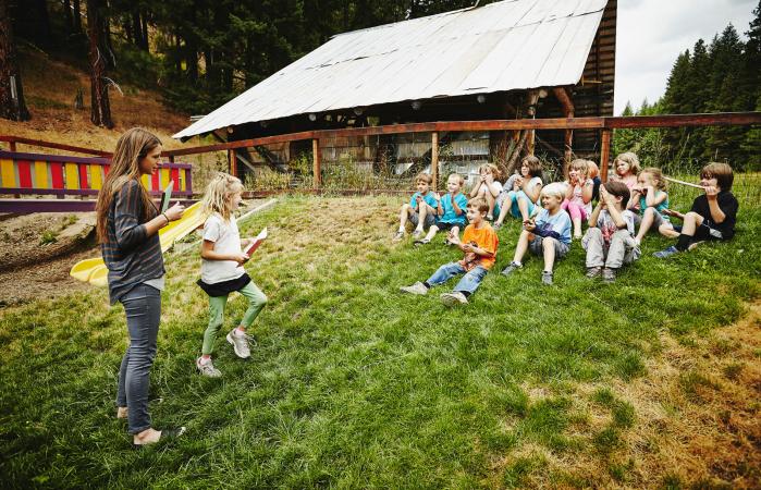 Niños en el campamento bíblico