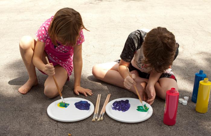 niño y niña pintando juntos