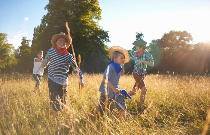 Grupo de niños jugando en el campo