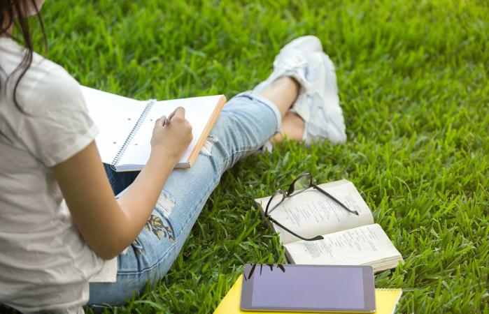 Chica escribiendo poesía