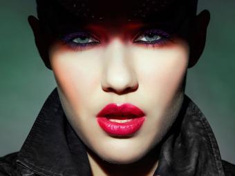 https://cf.ltkcdn.net/paranormal/images/slide/240223-850x638-woman-wearing-gothic-makeup.jpg