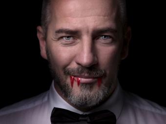 https://cf.ltkcdn.net/paranormal/images/slide/240224-850x638-male-vampire-with-blood-on-lips.jpg