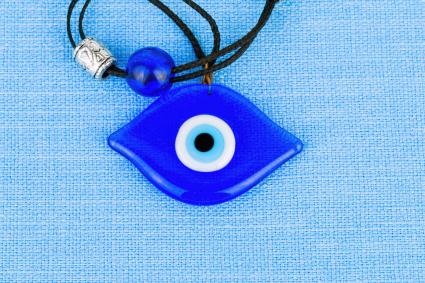 263020 425x283 evil eye Síntomas, efectos y remedios de la magia negra