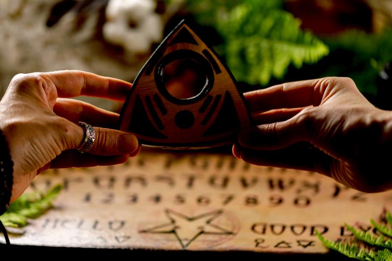 18 Ouija Board Chants (and How to Properly Use Them) LoveToKnow