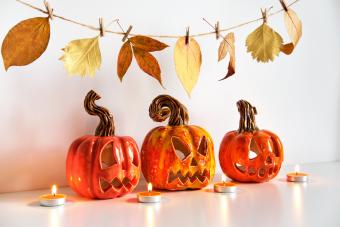 https://cf.ltkcdn.net/party/images/slide/281556-850x567-21-fall-leaves-garland.jpg