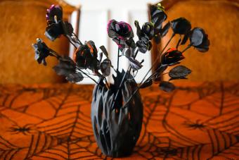 https://cf.ltkcdn.net/party/images/slide/309834-850x566-creepy-halloween-floral-arrangement.jpg