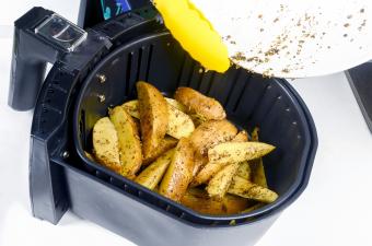 Cooking potato wedges using air fryer 