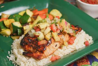 https://cf.ltkcdn.net/party/images/slide/330476-850x566-grilled-salmon-with-grilled-pineapple-salsa-13.jpg