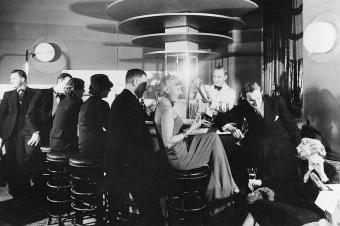 Customers with the drinking bar of the cocktails