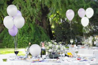 https://cf.ltkcdn.net/party/images/slide/330761-850x566-balloon-centerpiece-tips.jpg