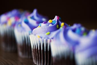 https://cf.ltkcdn.net/party/images/slide/335760-850x569-colorful-cupcake-115444623.jpg