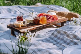 https://cf.ltkcdn.net/party/images/slide/337482-850x567-charcuterie-picnic-1317254815.jpg