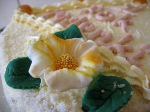 Birthday_cake_with_flower.jpg