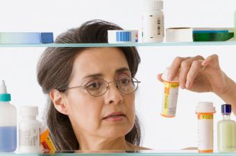 mujer mirando medicamentos recetados