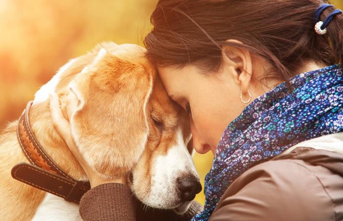 Mujer abrazando a su perro