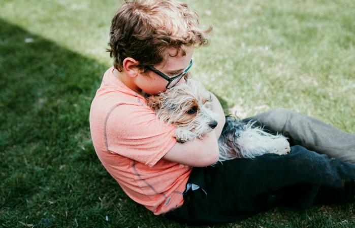 Niño abrazando a su perro