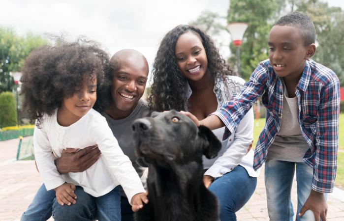 familia feliz adoptando un perro