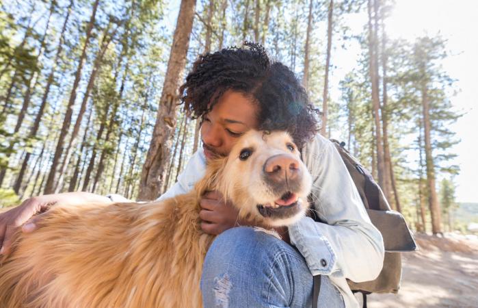 hombre abraza a su adorable perro