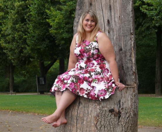 213649 553x450 Woman in flower dress