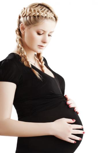https://cf.ltkcdn.net/pregnancy/images/slide/157529-548x850r1-black-dress.jpg