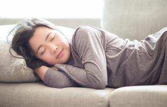 5-weeks-pregnant woman napping