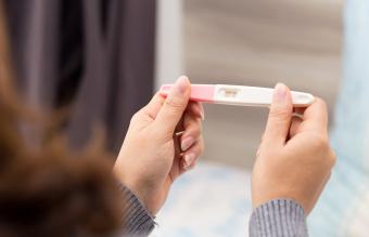Image of a postive pregnancy test