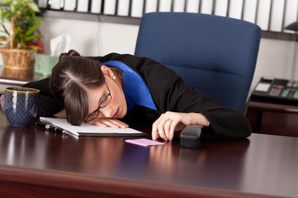 5-weeks-pregnant woman napping at work