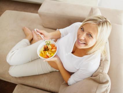 17-weeks-pregnant woman eating healthy food