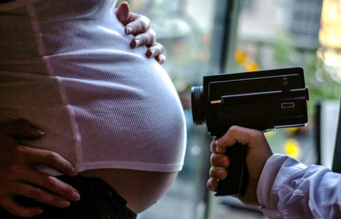Filming the pregnant woman's belly
