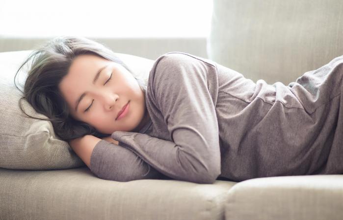 5-weeks-pregnant woman napping