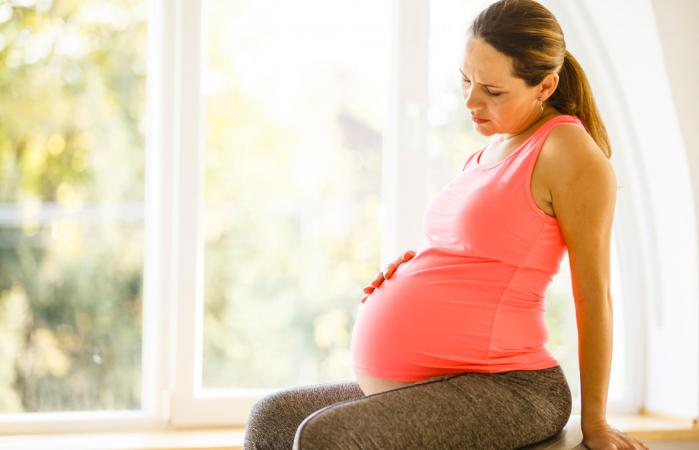 Pregnant woman having Braxton Hicks contractions