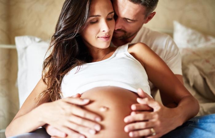 husband and pregnant wife