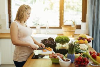 Pregnant woman eating healthy