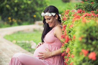 https://cf.ltkcdn.net/pregnancy/trimesters/images/slide/294881-850x567-pregnant-woman-sitting-in-garden.jpg