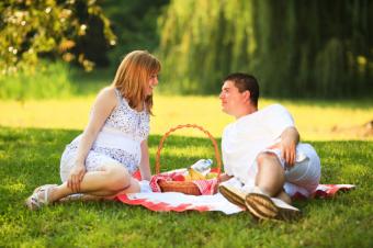 https://cf.ltkcdn.net/pregnancy/trimesters/images/slide/295011-850x566-romantic-picnic-dinner.jpg