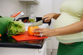 https://cf.ltkcdn.net/pregnancy/trimesters/images/slide/295039-850x567-chopping-vegetables.jpg