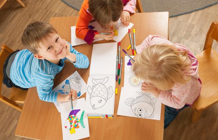 Children drawing pictures