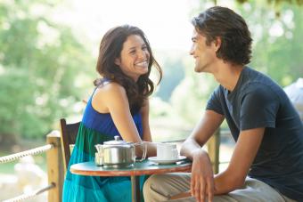 Pareja hablando al aire libre