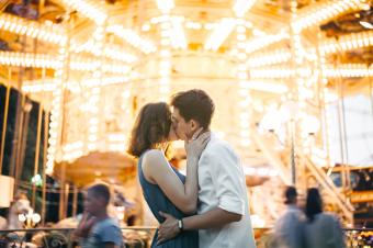Beso delante del carrusel